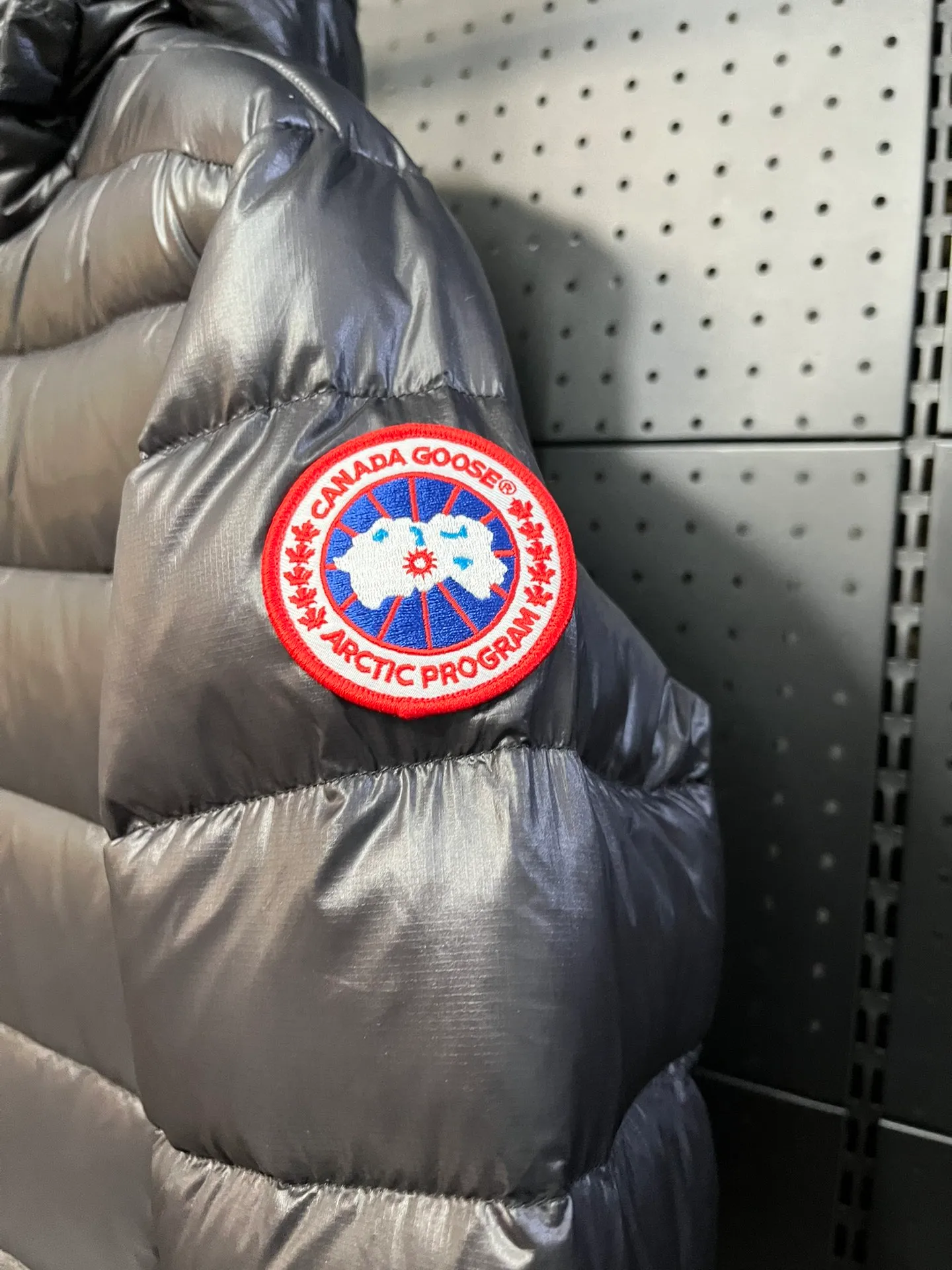 P940 Top 🔥purchase version 𝘾𝘼𝙉𝘼𝘿𝘼 𝙂𝙊𝙊𝙎𝙀/Canada Goose 2227 thin and light style. It’s super lightweight and doesn’t feel any weight on your upper body at all! Show more temperament‼  Canada Goose, a Canadian brand, has always been recognized as the warmest down jacket. Various Instagram celebrities, Internet celebrities, and celebrities often wear it for street photos. I make Canada Goose every year, but I still can’t get rid of my love for the goose. No matter how cold the winter is, there is no need to be afraid. Canada Goose is the legendary warmest down jacket and is known as a must-have for Arctic outdoor sports! The most popular down jacket in the world, celebrities are rushing to buy it, it is a must-have! Size: S-2XL Color: silver gray (red label) silver gray (black label), black (red label), black (black label), dark blue